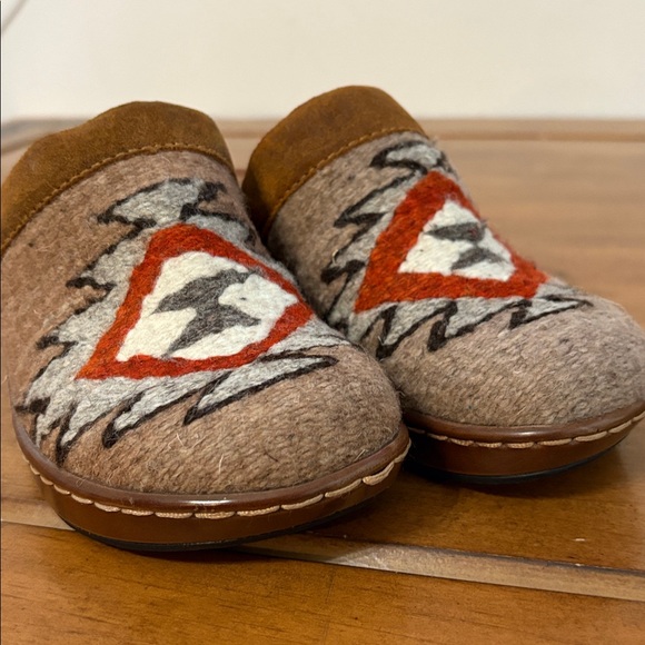 Born Bandy Blanket Clogs Size 6 - Picture 13 of 13